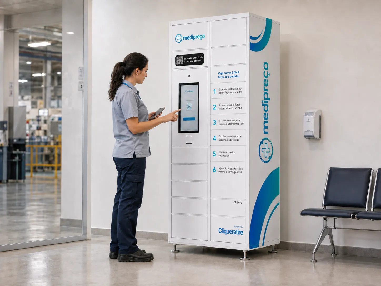 Colaboradora de camisa de trabalho e crachá operando a tela touch do armário inteligente Medipreço instalado na área comum de uma planta industrial, com as instruções de retirada impressas na lateral do armário.
